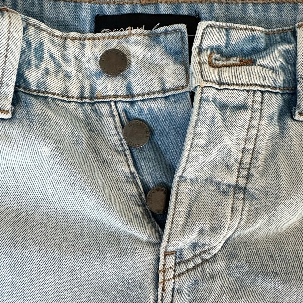 Rip Curl Frayed Hem Light Wash Jean Shorts Size 9 Summer 🔥 - Picture 2 of 6
